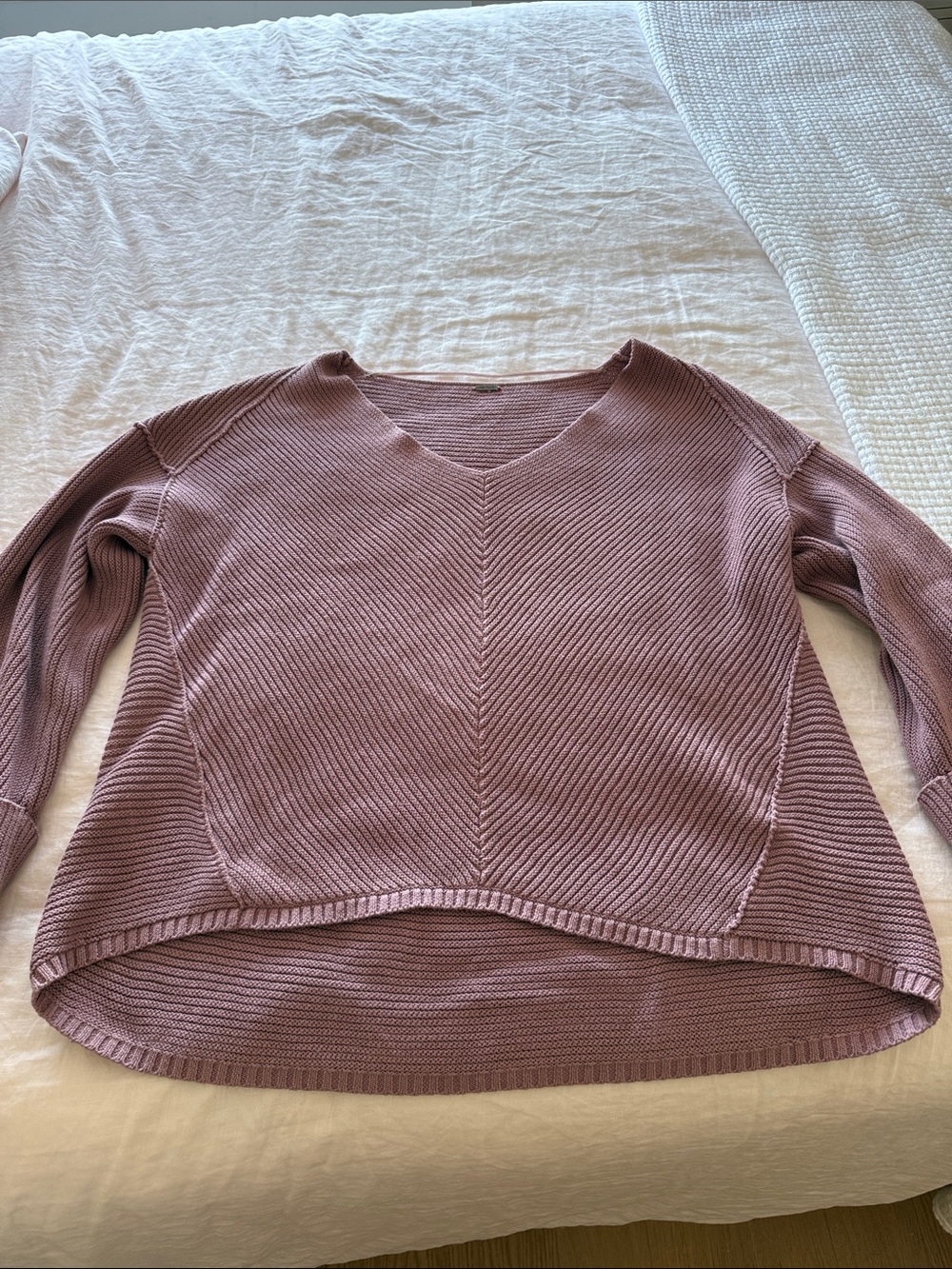 Free People Women’s V‑Neck Ribbed Sweater in Mauve One Size